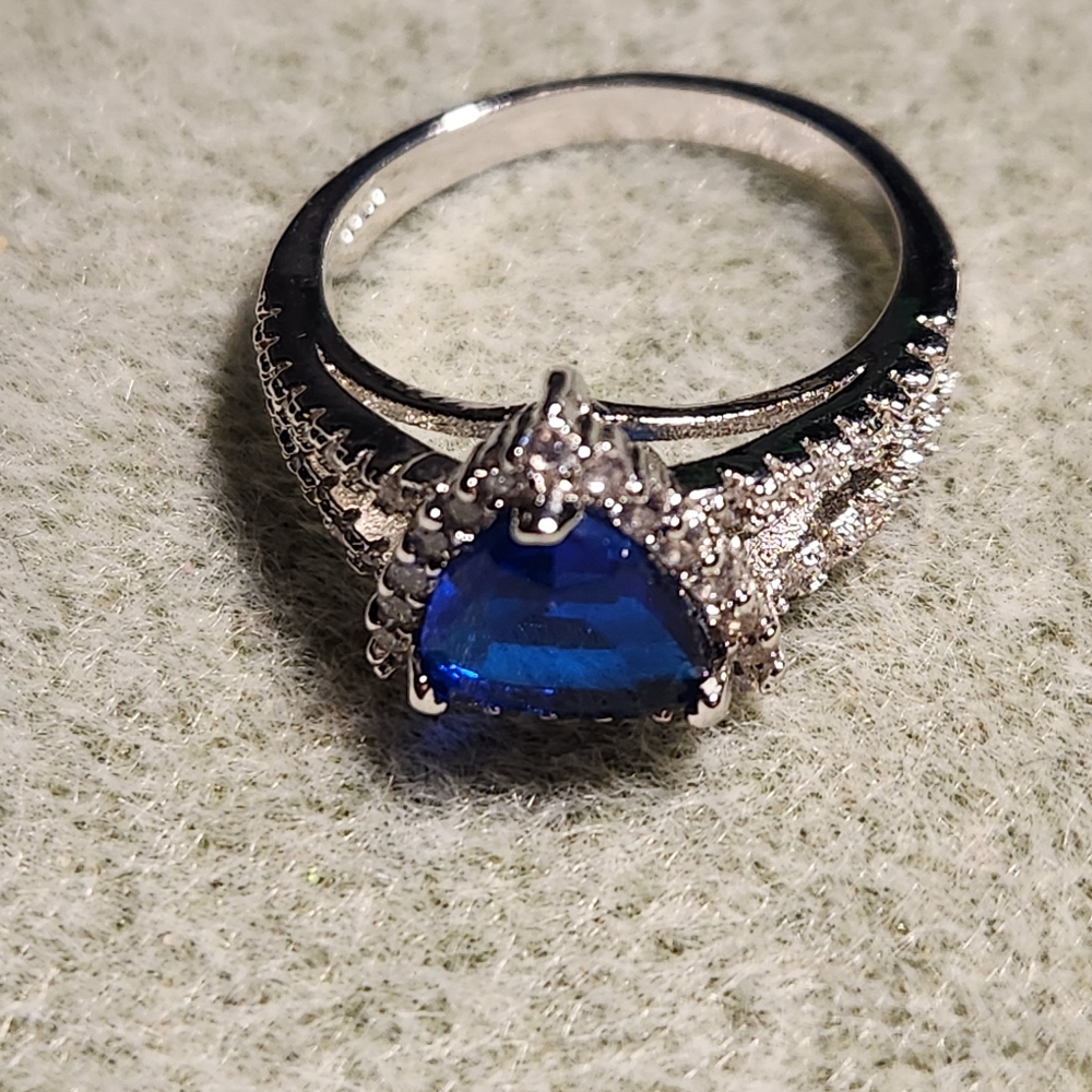Trillion blue stone ring - Picture 3 of 5